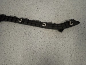 TOYOTA AURIS II 13-18 KOMBI ŚLIZG ZDERZAKA TYLNY PRAWY 6/10 MINIATURA