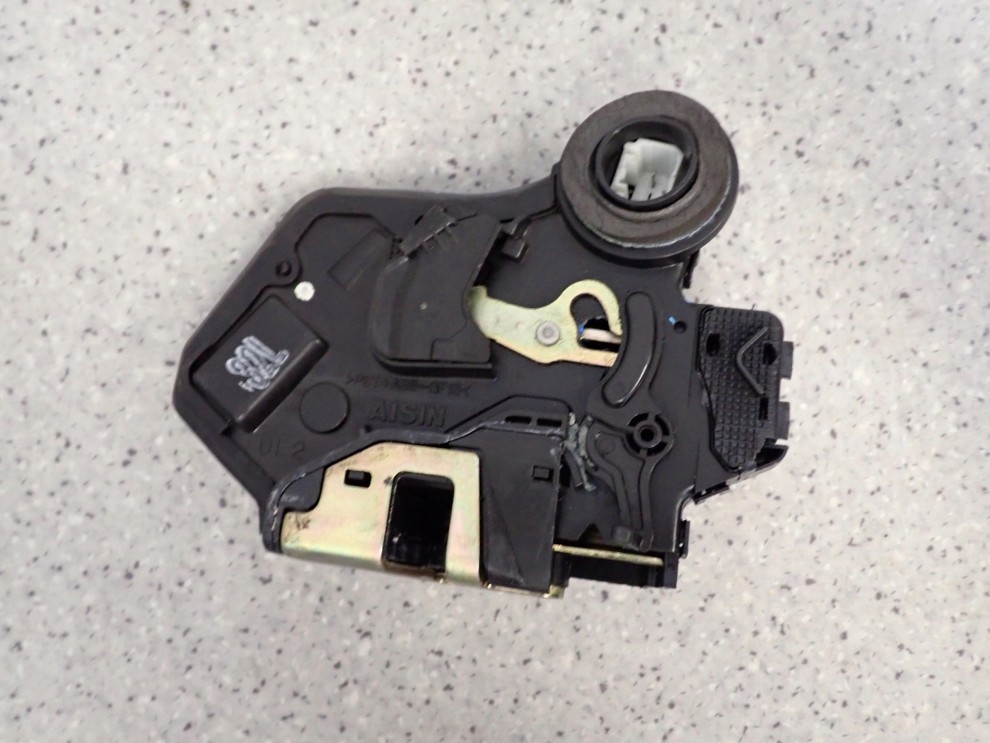 TOYOTA AVENSIS T25 03- ZAMEK DRZWI TYLNY LEWY 4/7