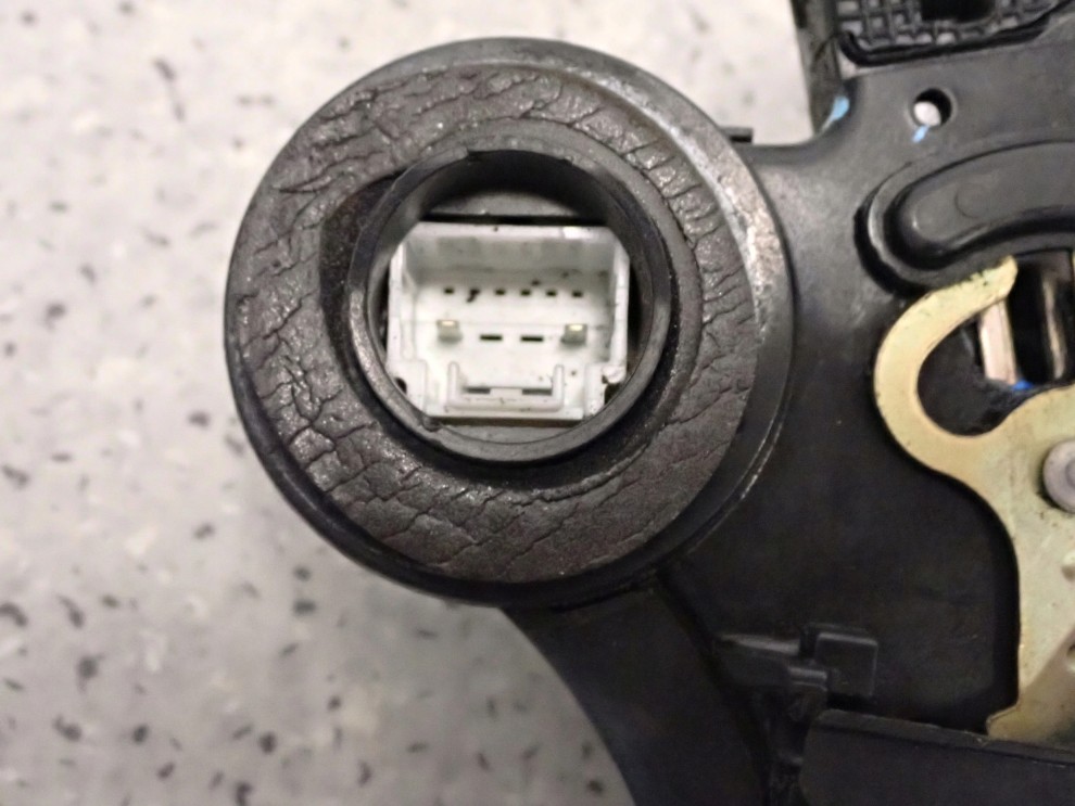 TOYOTA AVENSIS T25 03- ZAMEK DRZWI TYLNY LEWY 6/7