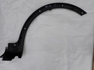 SUZUKI SX4 06-12 LISTWA BŁOTNIKA PRZEDNIA LEWA 5/10 MINIATURA