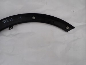 SUZUKI SX4 06-12 LISTWA BŁOTNIKA PRZEDNIA LEWA 8/10 MINIATURA