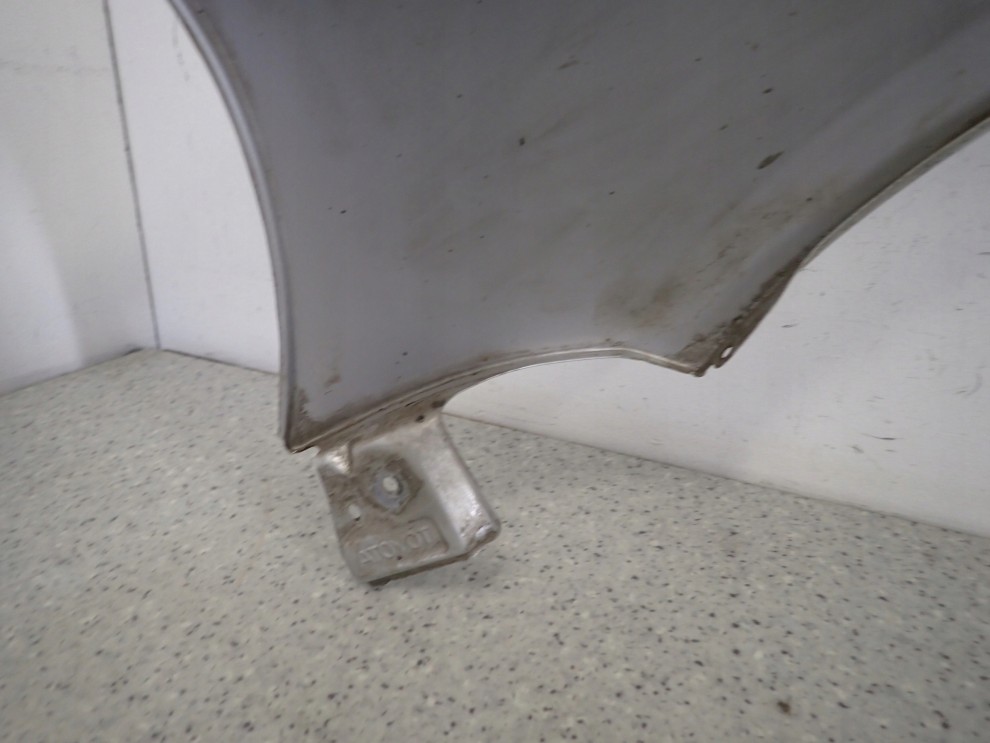 TOYOTA YARIS I 99-05 BŁOTNIK PRZEDNI PRAWY 1E7 10/11