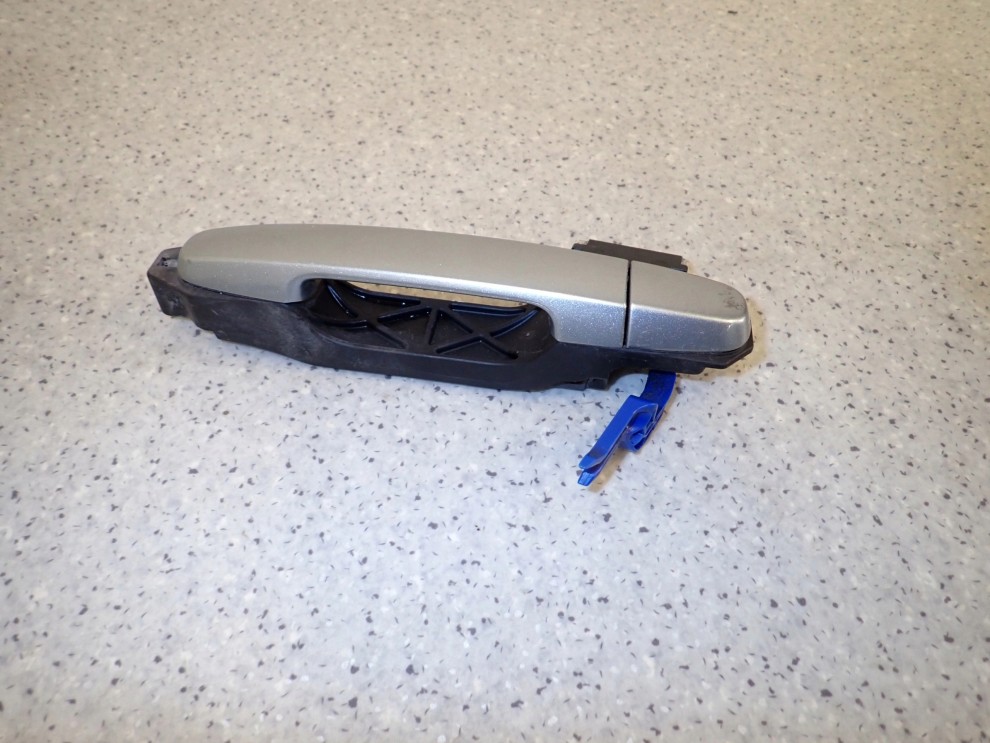 TOYOTA YARIS II 06-11 KLAMKA DRZWI TYLNA LEWA 3/8