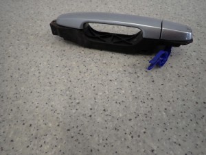 TOYOTA YARIS II 06-11 KLAMKA DRZWI TYLNA LEWA 4/8 MINIATURA