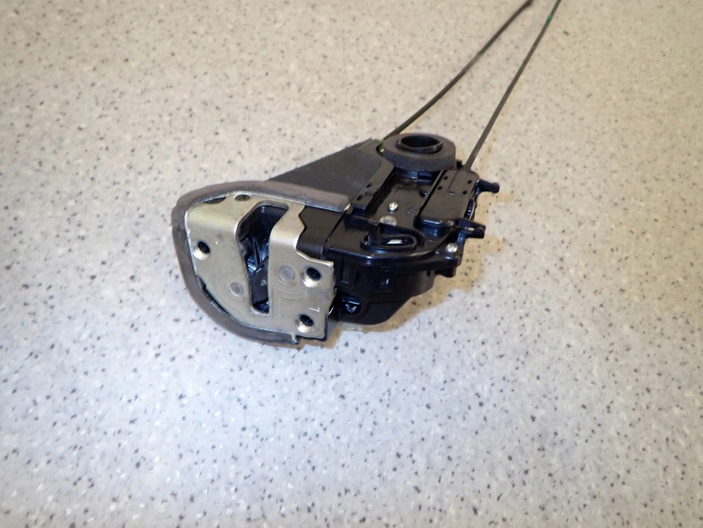 TOYOTA YARIS II 06-11 ZAMEK DRZWI TYLNY LEWY 1/8