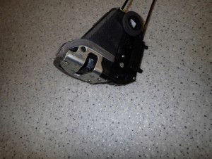 TOYOTA YARIS II 06-11 ZAMEK DRZWI TYLNY LEWY 3/8 MINIATURA