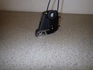 TOYOTA YARIS II 06-11 ZAMEK DRZWI TYLNY LEWY 8/8 MINIATURA