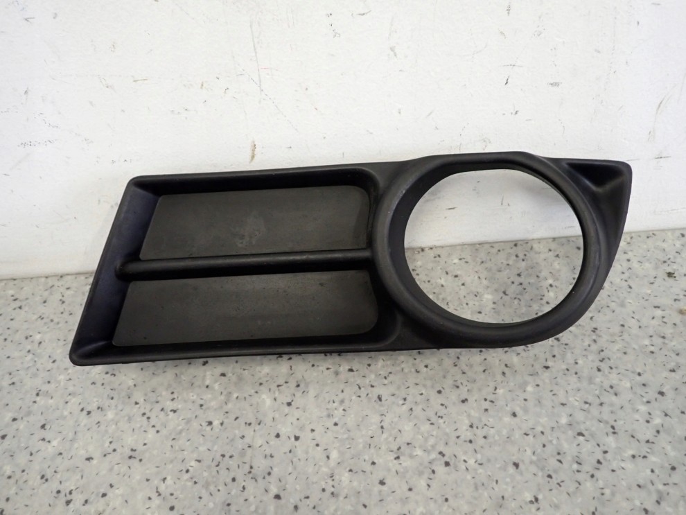 TOYOTA COROLLA VERSO 04-07 KRATKA ZAŚLEPKA HALOGENU LEWA 3/6