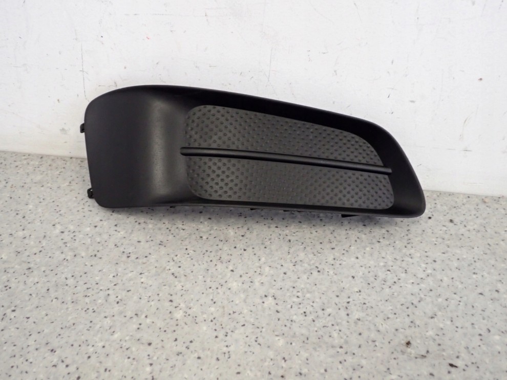 TOYOTA COROLLA VERSO 07- KRATKA ZAŚLEPKA HALOGENU PRAWA 2/7