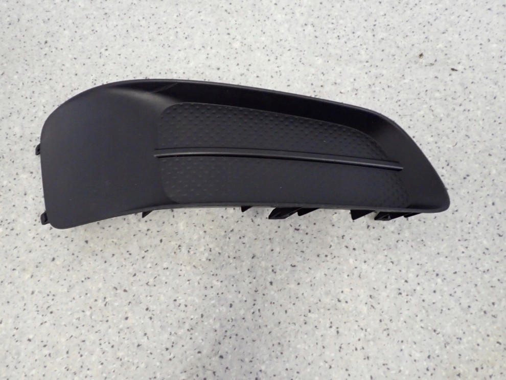 TOYOTA COROLLA VERSO 07- KRATKA ZAŚLEPKA HALOGENU PRAWA 3/7