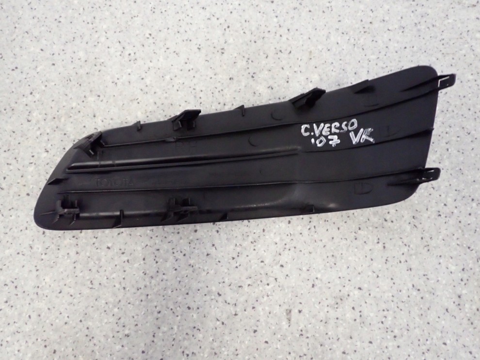 TOYOTA COROLLA VERSO 07- KRATKA ZAŚLEPKA HALOGENU PRAWA 5/7