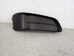 TOYOTA COROLLA VERSO 07- KRATKA ZAŚLEPKA HALOGENU PRAWA 2/7 MINIATURA