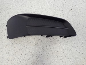 TOYOTA COROLLA VERSO 07- KRATKA ZAŚLEPKA HALOGENU PRAWA 3/7 MINIATURA