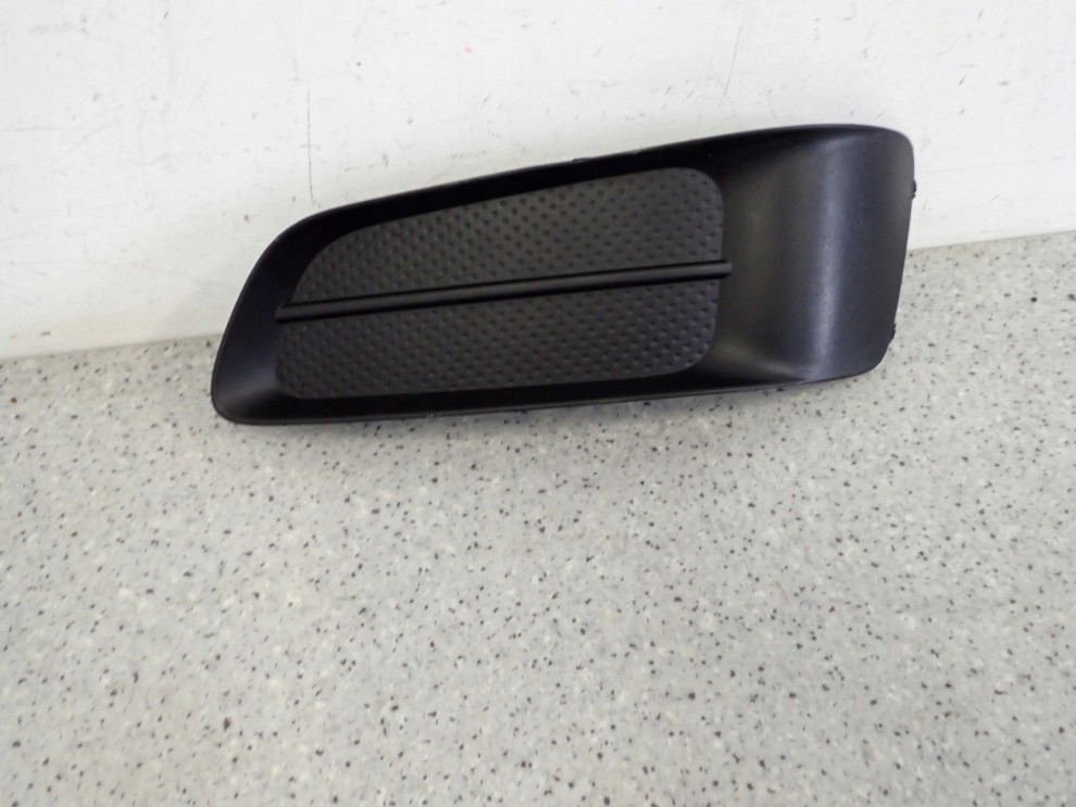 TOYOTA COROLLA VERSO 07- KRATKA ZAŚLEPKA HALOGENU LEWA 2/8