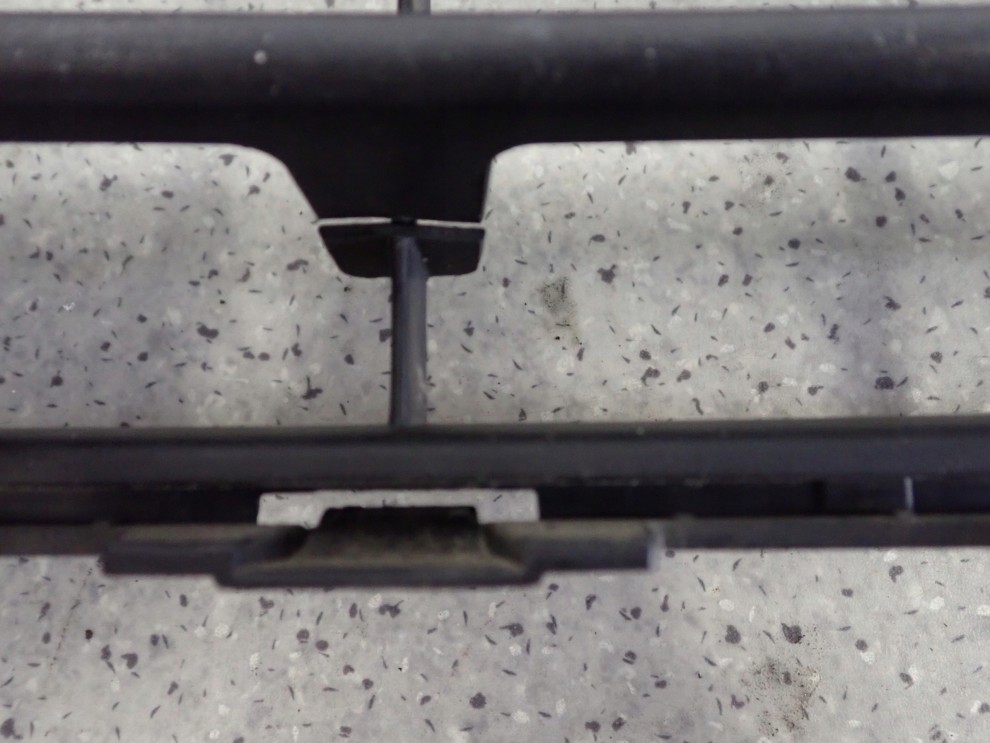 SUZUKI SWIFT 07-09 ATRAPA GRILL KRATKA DOLNA W ZDERZAK 8/10