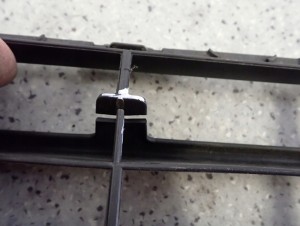 SUZUKI SWIFT 07-09 ATRAPA GRILL KRATKA DOLNA W ZDERZAK 10/10 MINIATURA