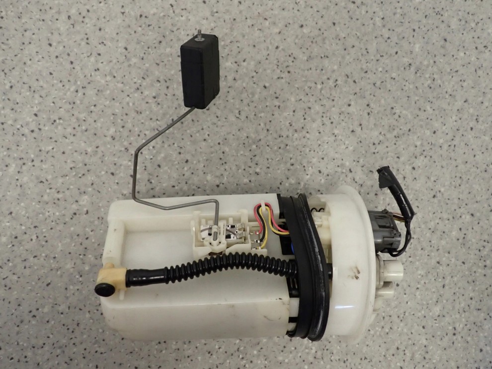 MITSUBISHI SPACE STAR BENZYNA 98- POMPA PALIWA PŁYWAK 6/7