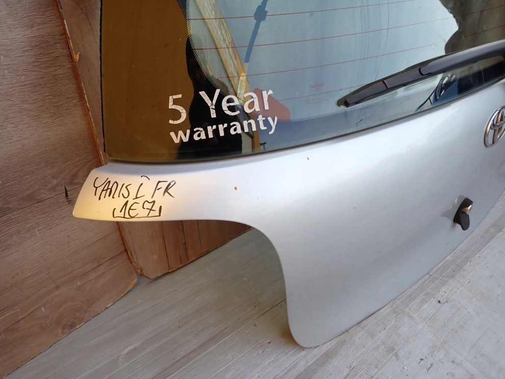 TOYOTA YARIS FR 99-05 KLAPA BAGAŻNIKA SZYBA 1E7 12/16