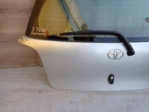 TOYOTA YARIS FR 99-05 KLAPA BAGAŻNIKA SZYBA 1E7 5/16 MINIATURA