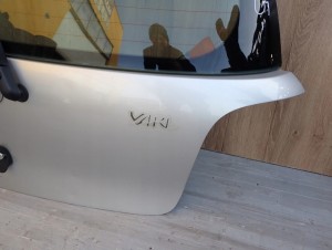 TOYOTA YARIS FR 99-05 KLAPA BAGAŻNIKA SZYBA 1E7 9/16 MINIATURA