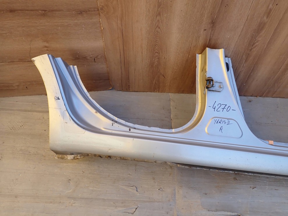 TOYOTA YARIS II 5d 06-11 PRÓG PRAWY 2/12