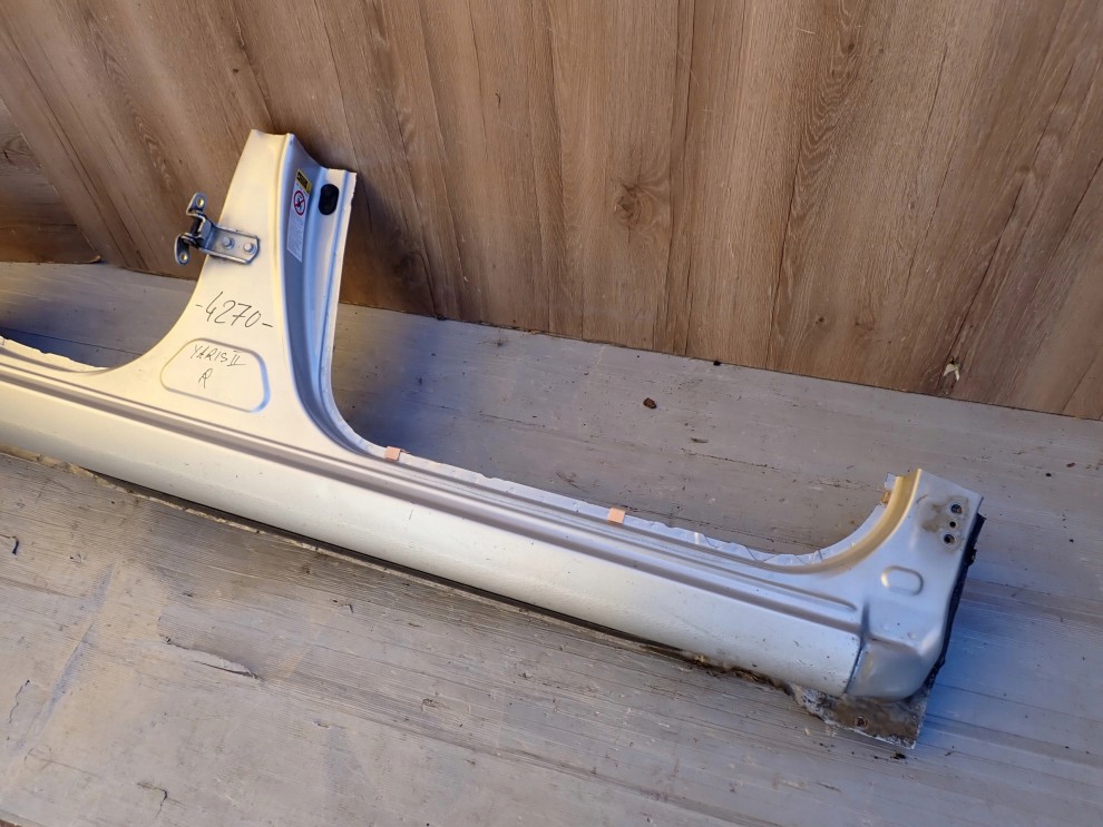 TOYOTA YARIS II 5d 06-11 PRÓG PRAWY 3/12