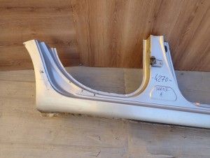 TOYOTA YARIS II 5d 06-11 PRÓG PRAWY 2/12 MINIATURA