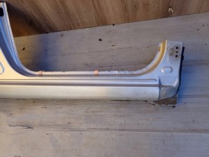 TOYOTA YARIS II 5d 06-11 PRÓG PRAWY 4/12 MINIATURA