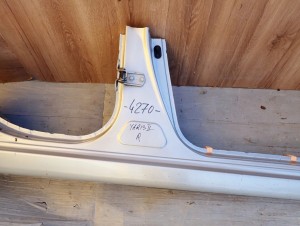 TOYOTA YARIS II 5d 06-11 PRÓG PRAWY 5/12 MINIATURA