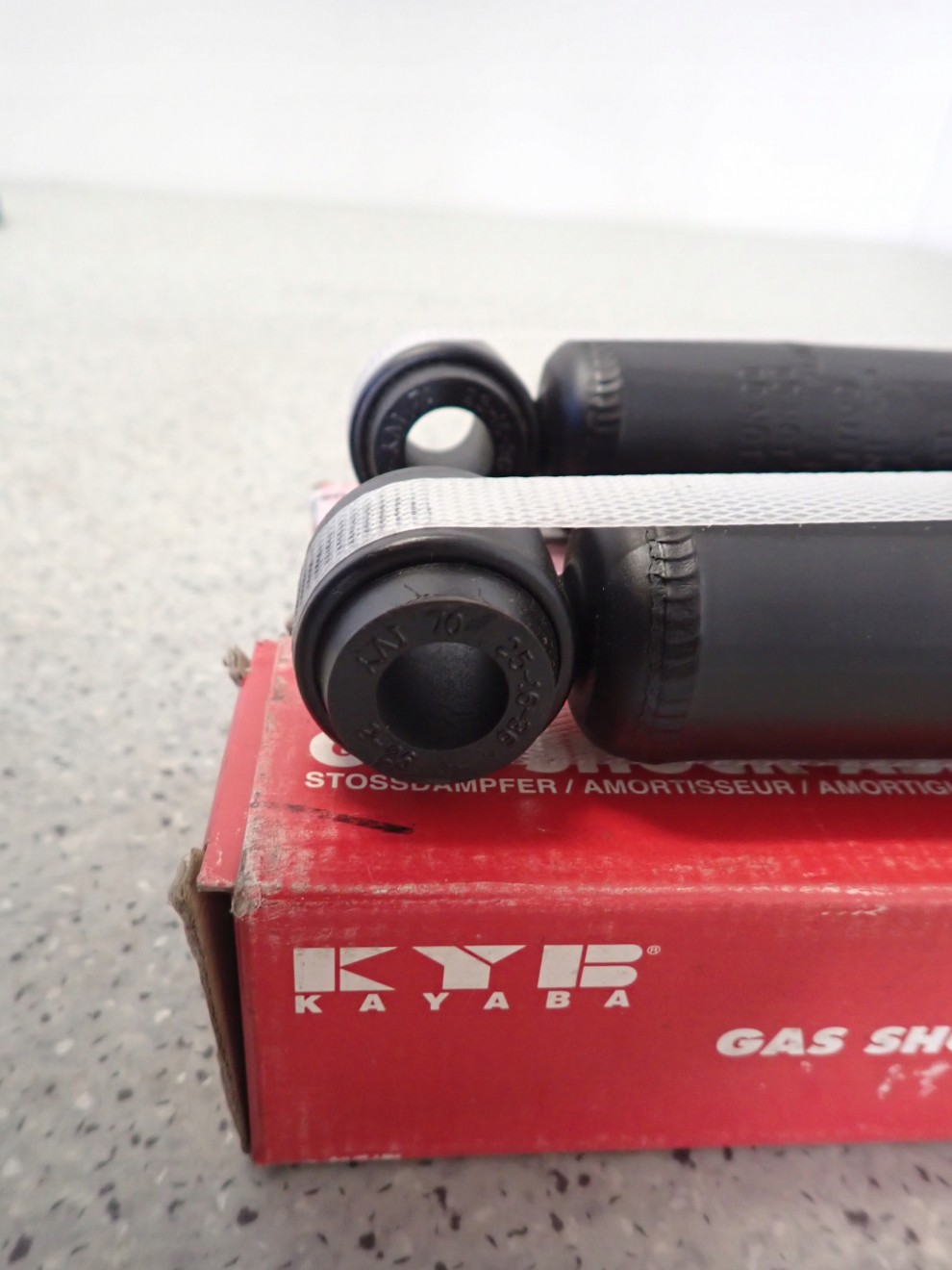 AMORTYZATOR TYŁ KYB 343213 MITSUBISHI TOYOTA NISSAN 4/6