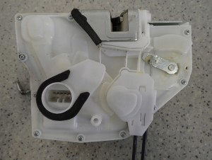 SUZUKI SX4 S-CROSS 13-16 ZAMEK DRZWI PRZEDNI PRAWY 4/5 MINIATURA