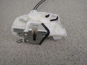 SUZUKI SX4 S-CROSS 13-16 ZAMEK DRZWI PRZEDNI PRAWY 5/5 MINIATURA