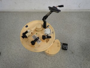 TOYOTA YARIS II 1.4 D4D 06-09 CZUJNIK POZIOMU PALIWA 2/5 MINIATURA