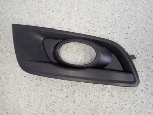 MAZDA3 MAZDA 3 BK HB 06-08 ZAŚLEPKA HALOGENU PRAWA KRATKA RAMKA 2/6 MINIATURA