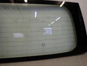 SUZUKI IGNIS 00-03 SZYBA TYLNA W KLAPE BAGAŻNIKA 4/5 MINIATURA