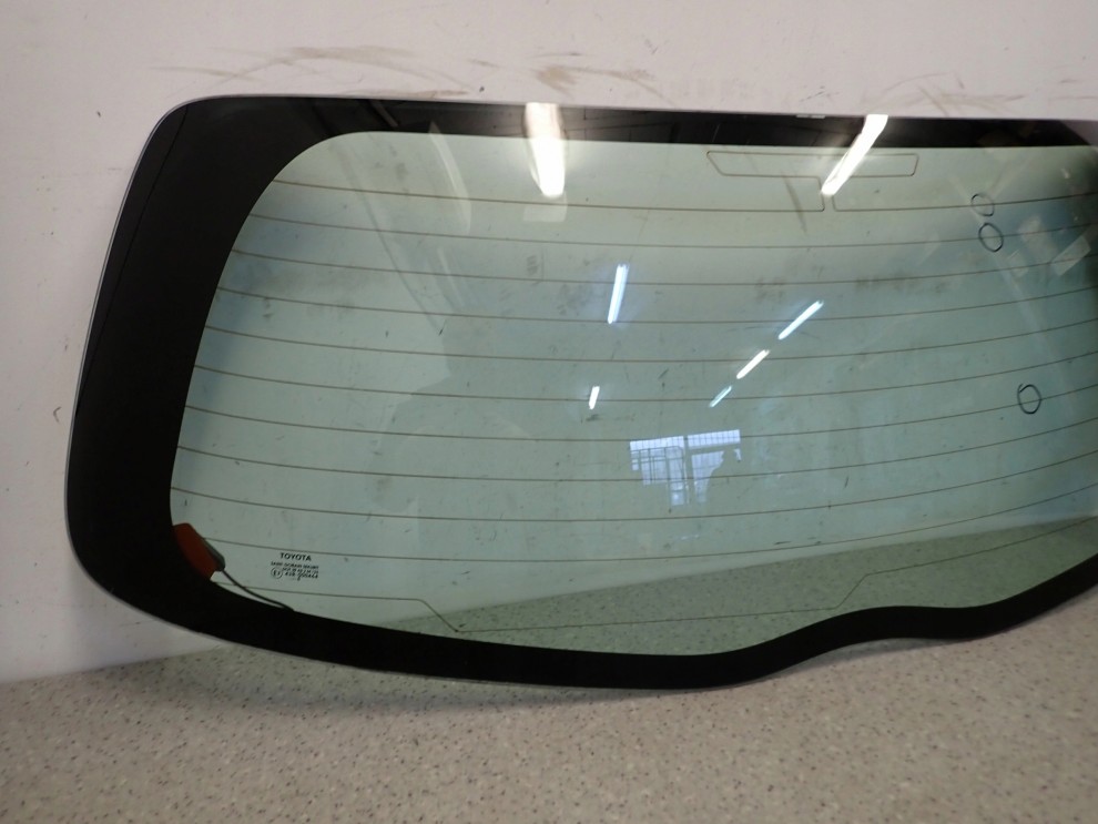 TOYOTA YARIS II 06- SZYBA TYLNA W KLAPE BAGAŻNIKA 2/6