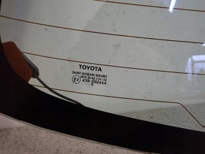 TOYOTA YARIS II 06- SZYBA TYLNA W KLAPE BAGAŻNIKA 3/6 MINIATURA