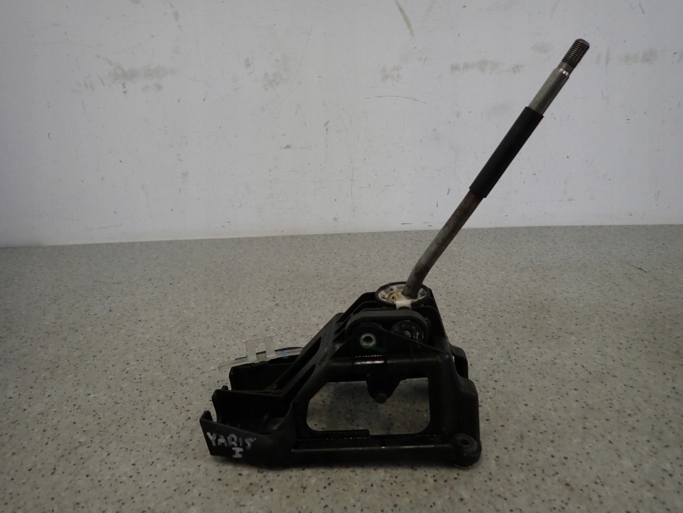 TOYOTA YARIS I 99-05 LEWAREK DŹWIGNIA ZMIANY BIEGÓW 1/5