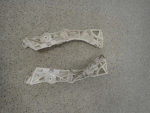 MAZDA 3 MAZDA3 HB 03- ŚLIZG ZDERZAKA TYLNY LEWY LUB PRAWY 6/8 MINIATURA