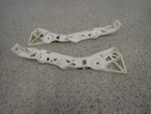 MAZDA 3 MAZDA3 HB 03- ŚLIZG ZDERZAKA TYLNY LEWY LUB PRAWY 8/8 MINIATURA