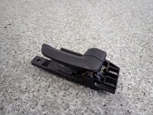KIA SPORTAGE II 04-10 KLAMKA WEWNĘTRZNA TYLNA PRAWA 2/5 MINIATURA