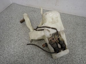 MITSUBISHI CARISMA 97- ZBIORNICZEK PŁYNU DO SPRYSKIWACZY