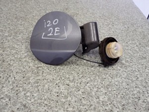 HYUNDAI i20 1.2i 08-12 KLAPKA WLEWU PALIWA KOREK 4/7 MINIATURA