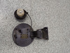 HYUNDAI i20 1.2i 08-12 KLAPKA WLEWU PALIWA KOREK 6/7 MINIATURA