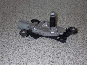 MITSUBISHI COLT 03-07 5d SILNICZEK WYCIERACZKI TYŁ
