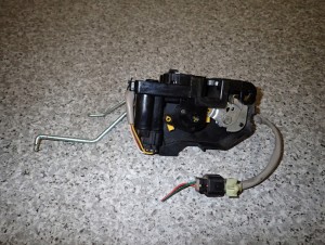 HYUNDAI GETZ 3D 02-10 ZAMEK DRZWI PRAWY 2/4 MINIATURA