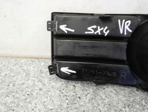 SUZUKI SX4 06-09 KRATKA HALOGENU PRZEDNIA PRAWA 4/5 MINIATURA