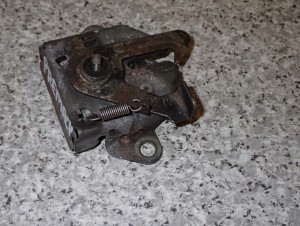 MAZDA PREMACY 99- ZAMEK MASKI 4/5 MINIATURA