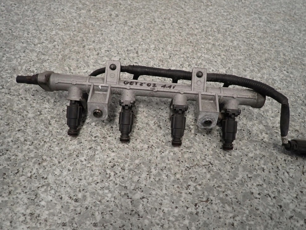 HYUNDAI GETZ 02-10 1.1 BENZ LISTWA WTRYSKOWA WTRYSKIWACZE 2/3