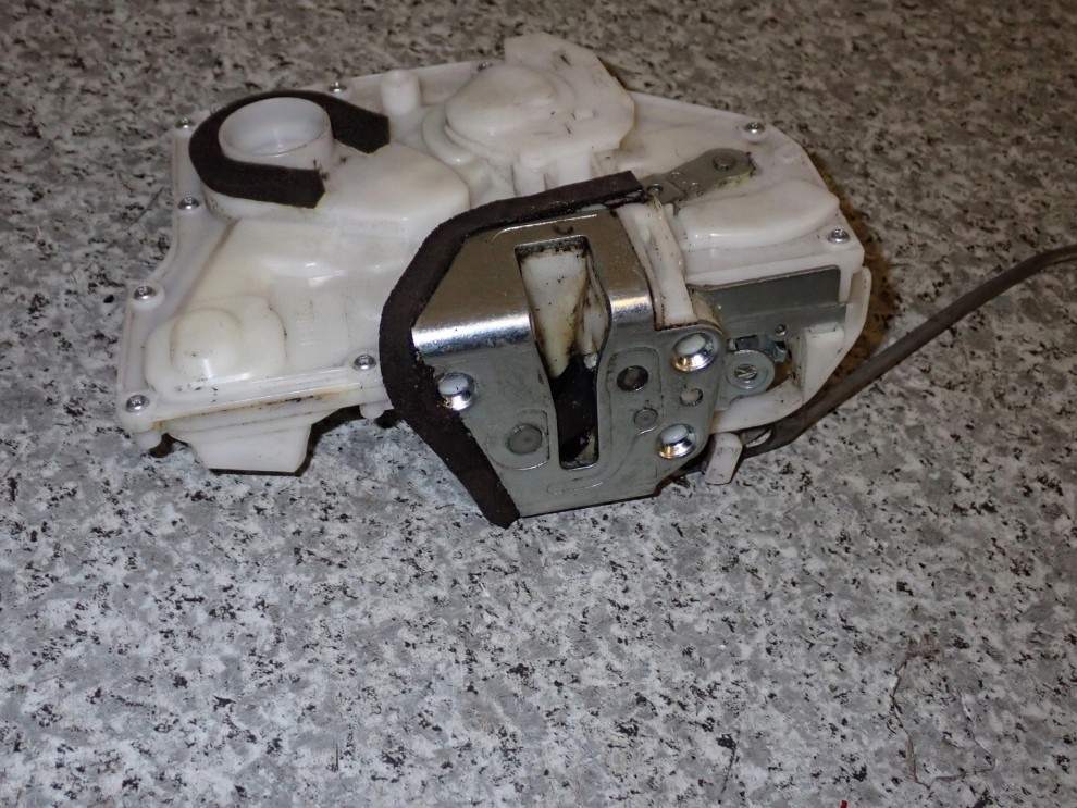 SUZUKI SWIFT HB 04-09 ZAMEK DRZWI PRZEDNI LEWY 6/10